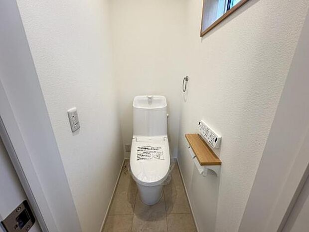 シャワー洗浄機能付のトイレは、清潔感が印象的な空間ですね。