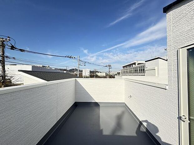 ルーフバルコニーは開放感があり、洗濯物を干すだけでなく、ご家族に合わせた楽しみ方ができますね。