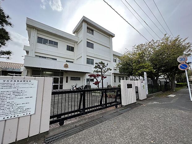 横須賀市立明浜小学校まで約120m（徒歩2分）