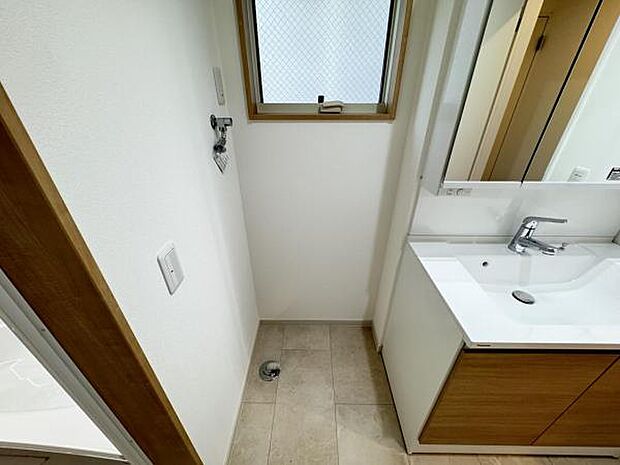 独立洗面台の横にはランドリースペースがございます。