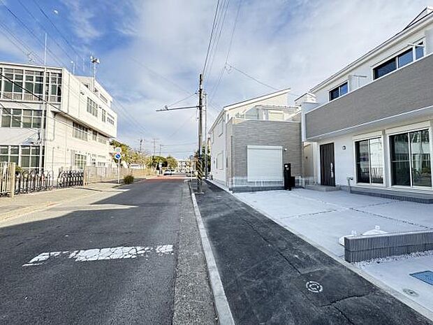 前面道路を含めた現地写真です。