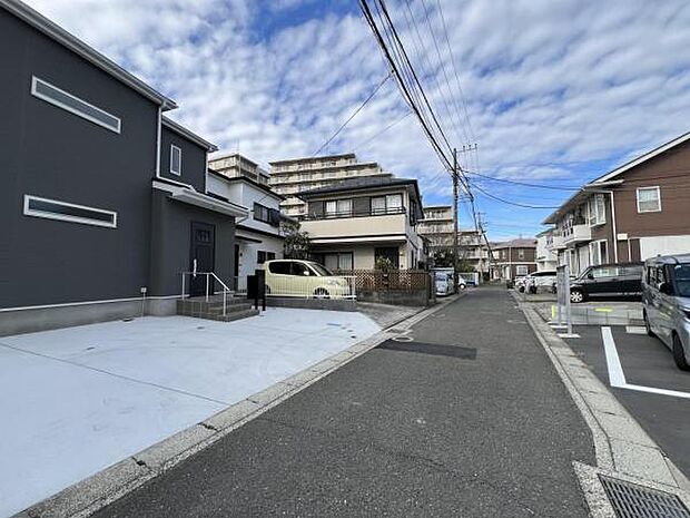 前面道路を含めた現地写真です。