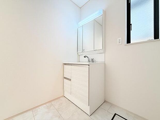 洗面化粧台です。朝の身支度から1日が始まります。