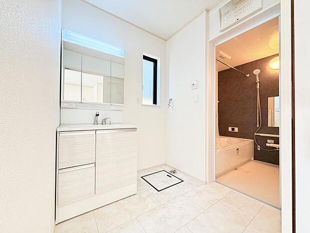 脱衣所は小さなお子様がいるご家庭にも重宝されます。