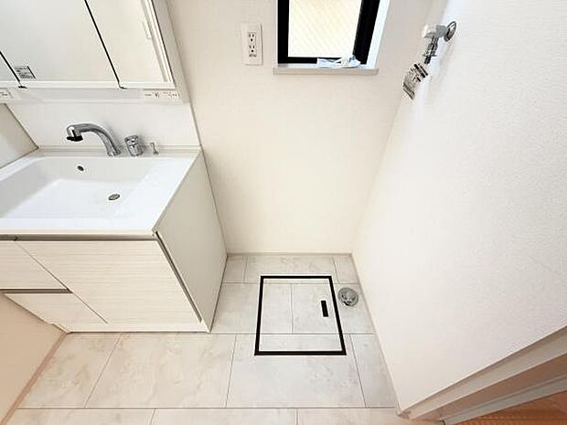 独立洗面台の横にはランドリースペースがございます。