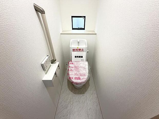 シャワー洗浄機能付のトイレは、清潔感が印象的な空間ですね。