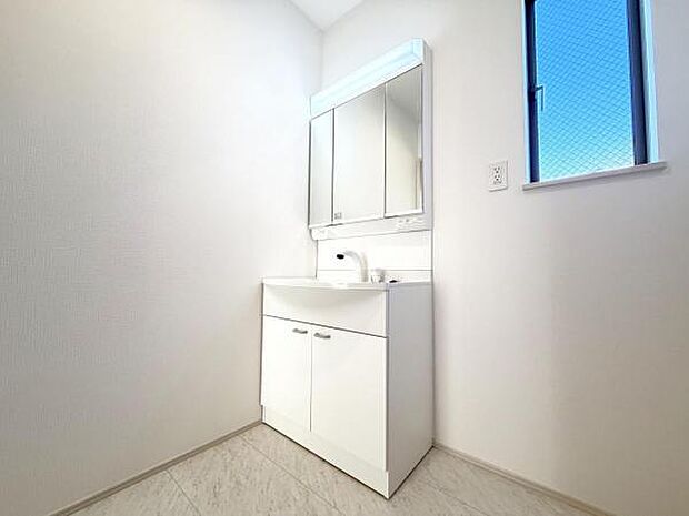 洗面化粧台です。朝の身支度から1日が始まります。