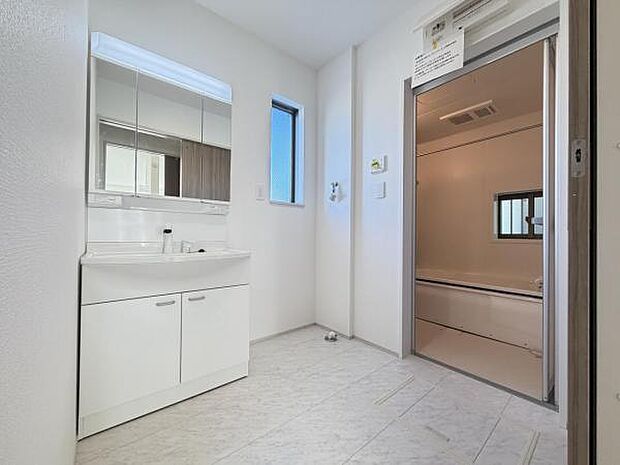 脱衣所は小さなお子様がいるご家庭にも重宝されます。