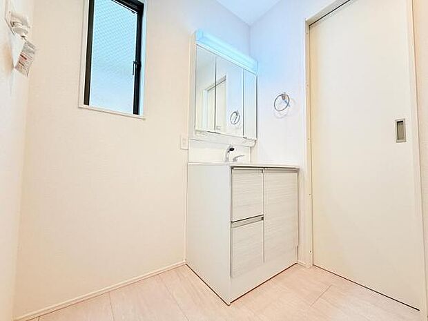 洗面化粧台です。朝の身支度から1日が始まります。