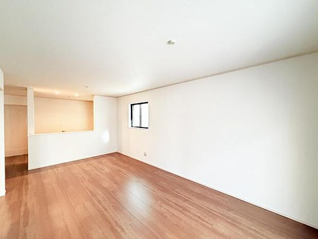 お食事中もキッチンと会話が楽しめるダイニングスペース。