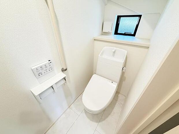 シャワー洗浄機能付のトイレは、清潔感が印象的な空間ですね。