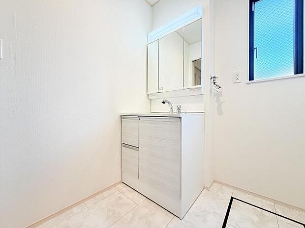 洗面化粧台です。朝の身支度から1日が始まります。