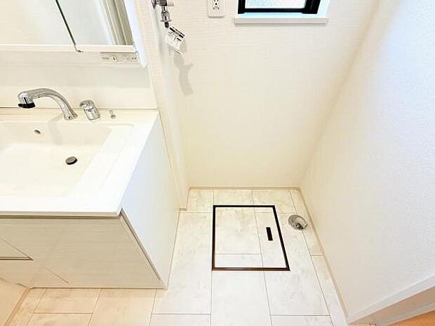 独立洗面台の横にはランドリースペースがございます。