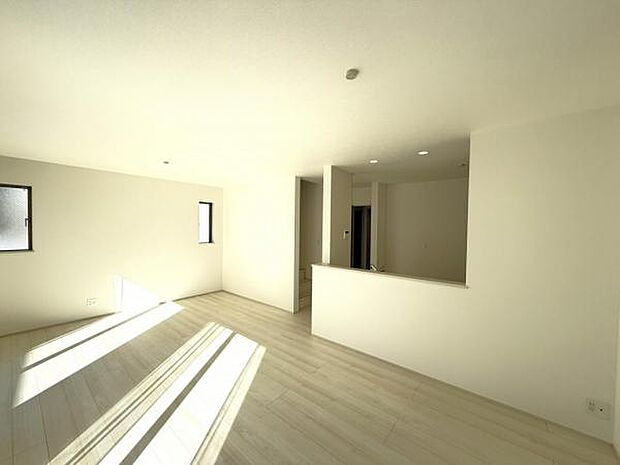 お食事中もキッチンと会話が楽しめるダイニングスペース。