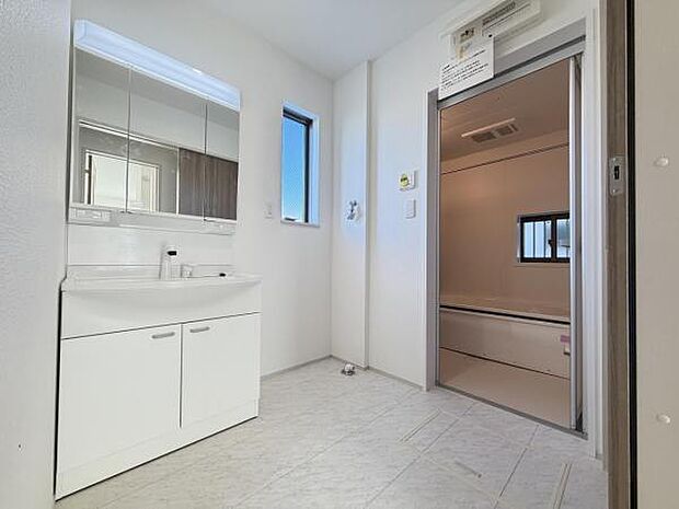 脱衣所は小さなお子様がいるご家庭にも重宝されます。