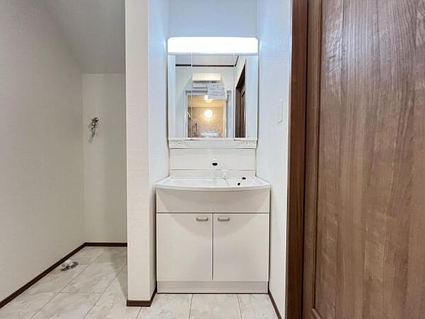 洗面化粧台です。朝の身支度から1日が始まります。