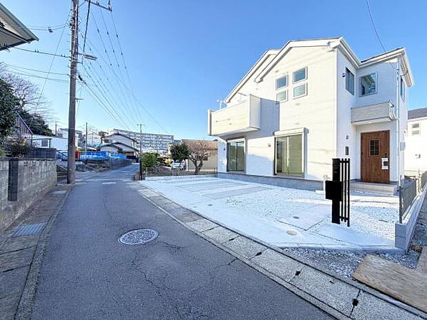 前面道路を含めた現地写真です。