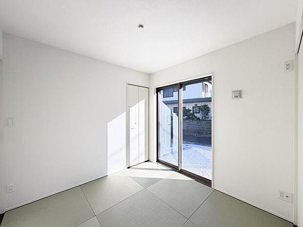 リビングと続き間の和室スペースです。畳のお部屋は寛げる空間ですね。
