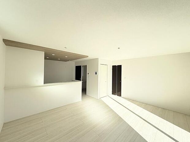 お食事中もキッチンと会話が楽しめるダイニングスペース。