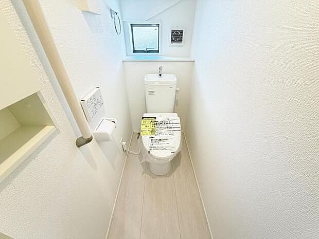 シャワー洗浄機能付のトイレは、清潔感が印象的な空間ですね。