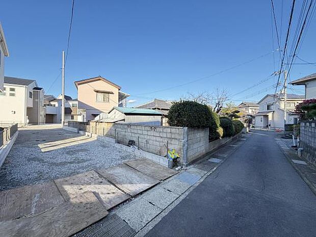 前面道路を含めた現地写真です。