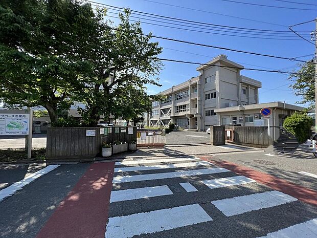 横須賀市立長井小学校まで約800m（徒歩10分）