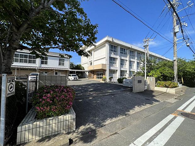 横須賀市立長井中学校まで約960m（徒歩12分）