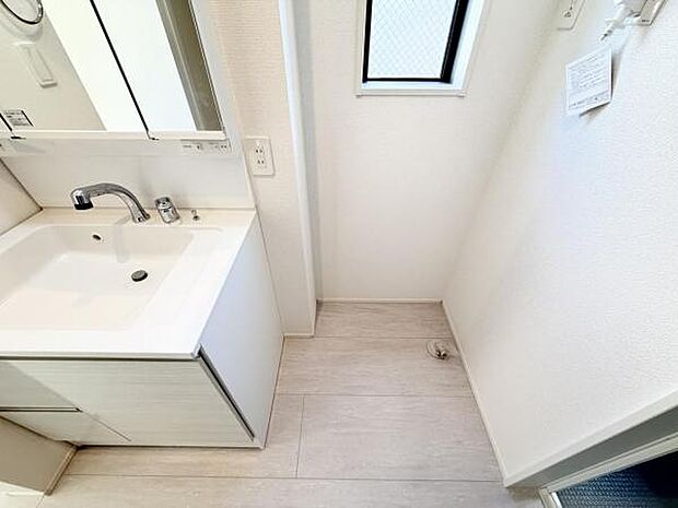独立洗面台の横にはランドリースペースがございます。