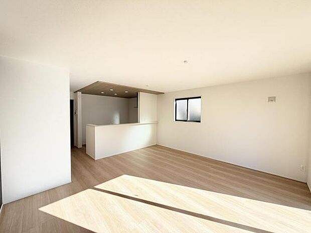 お食事中もキッチンと会話が楽しめるダイニングスペース。