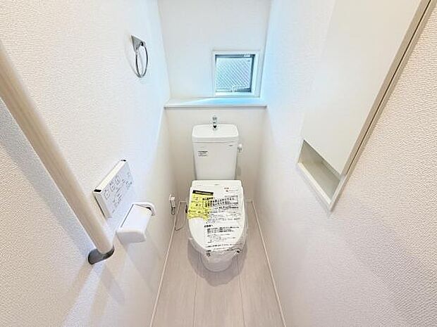 シャワー洗浄機能付のトイレは、清潔感が印象的な空間ですね。