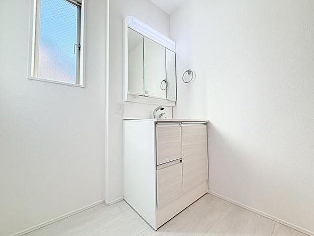 洗面化粧台です。朝の身支度から1日が始まります。