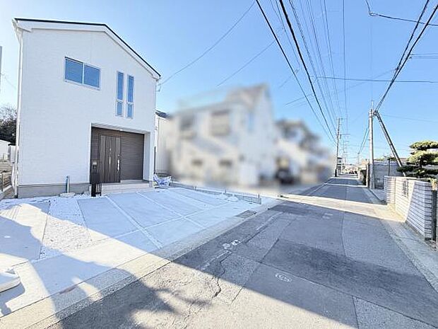 前面道路を含めた現地写真です。