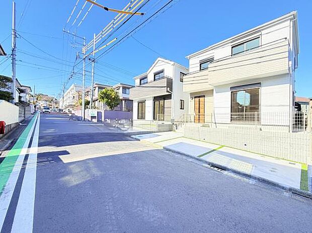 前面道路を含めた現地写真です。