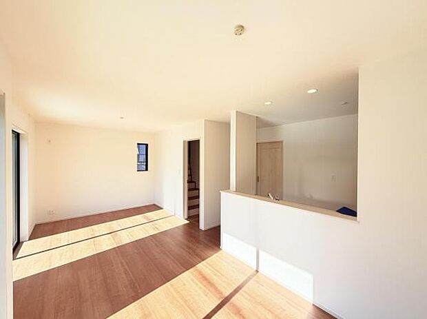 お食事中もキッチンと会話が楽しめるダイニングスペース。