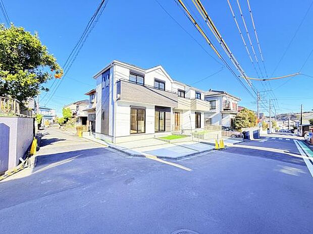 前面道路を含めた現地写真です。