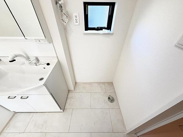 独立洗面台の横にはランドリースペースがございます。