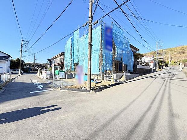 前面道路を含めた現地写真です。