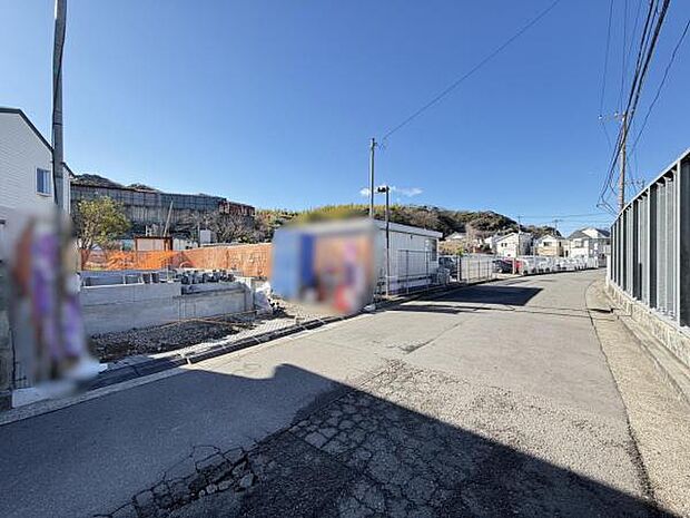 前面道路を含めた現地写真です。