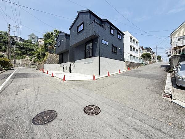 前面道路を含めた現地写真です。