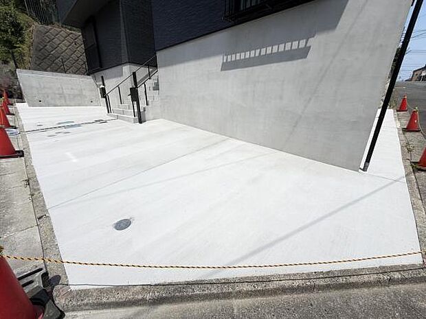 駐車場ももちろん完備しておりますのでお車所有の方にも心強いです。