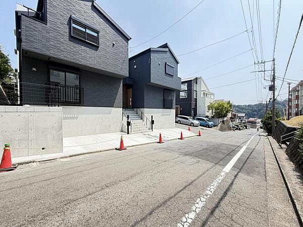 前面道路を含めた現地写真です。