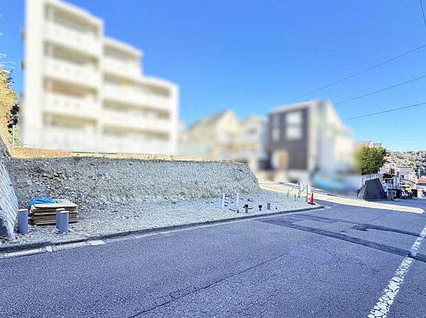 前面道路を含めた現地写真です。