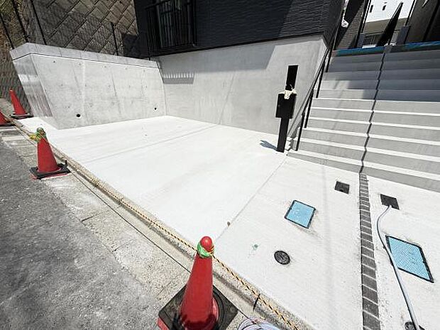 駐車場ももちろん完備しておりますのでお車所有の方にも心強いです。