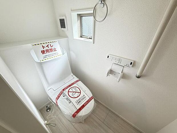 シャワー洗浄機能付のトイレは、清潔感が印象的な空間ですね。