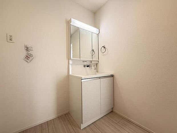 洗面化粧台です。朝の身支度から1日が始まります。