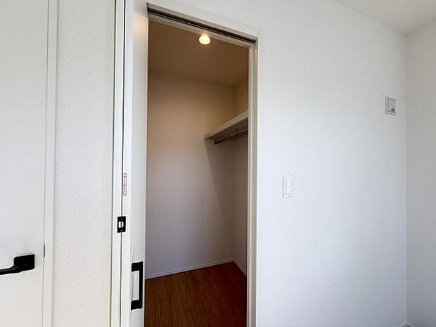 ウォークインクローゼットがあり収納スペースも豊富。季節物もスッキリ片付きそうです。