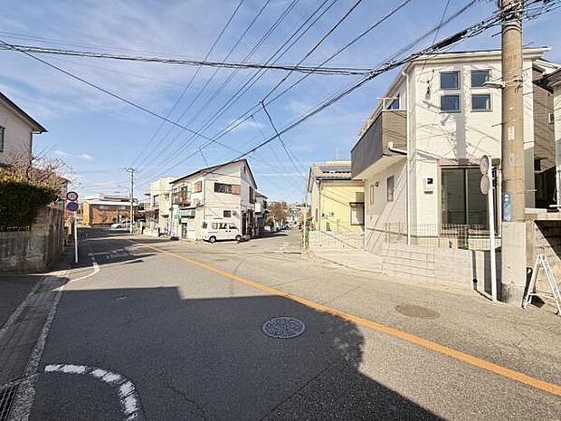 前面道路を含めた現地写真です。