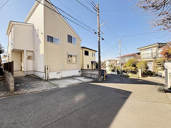 前面道路を含めた現地写真です。