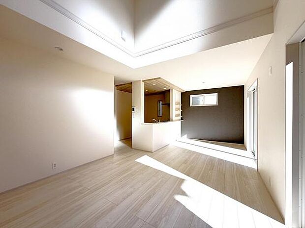 お食事中もキッチンと会話が楽しめるダイニングスペース。