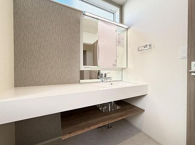 洗面化粧台です。朝の身支度から1日が始まります。